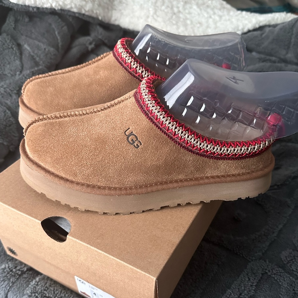 Ugg Tazz chestnut sz 4 kids slippers Uggs